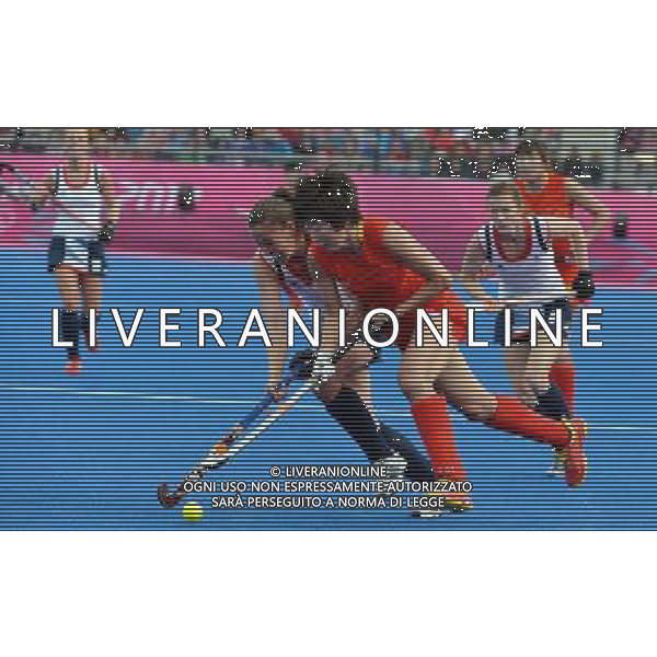 (120804) -- LONDON, Aug. 4, 2012 () -- Zhao Lihua (R, front) of China vies for the ball during the women\'s preliminary round group A match of Hockey between China and Britain at London 2012 Olympic Games, London, Britain, Aug. 4, 2012. China won the match 2-1. (/Gesang Dawa) ©PHOTOSHOT/Agenzia Aldo Liverani Sas - ITALY ONLY - GIOCHI OLIMPICI, OLIMPIADI LONDRA 2012