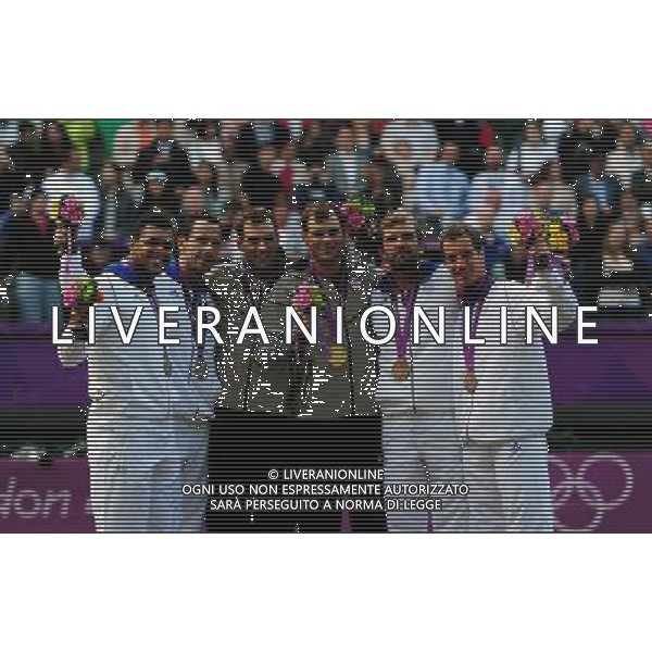 (120804) -- LONDON, Aug. 4, 2012 () -- Gold medalists Mike Bryan and Bob Bryan of USA (C), silver medalists Michael Llodra and Jo-Wilfried Tsonga of France (L) and bronze medalists Julien Benneteau and Richard Gasquet of France pose during victory ceremony of men\'s tennis doubles contest, at London 2012 Olympic Games in London, Britain, on August 4, 2012. Mike Bryan and Bob Bryan of USA won gold medal. (/Tao Xiyi) (nxl) ©PHOTOSHOT/Agenzia Aldo Liverani Sas - ITALY ONLY - GIOCHI OLIMPICI, OLIMPIADI LONDRA 2012