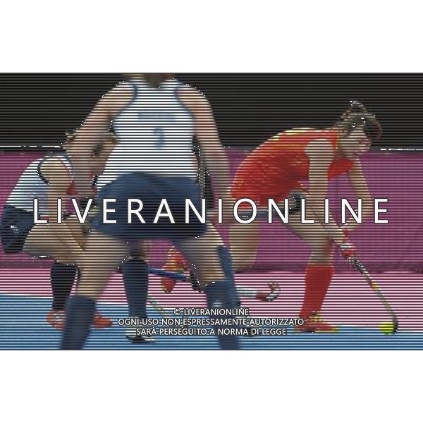 (120804) -- LONDON, Aug. 4, 2012 () -- Song Qingling (R) of China drives the ball during the women\'s preliminary round group A match of Hockey between China and Britain at London 2012 Olympic Games, London, Britain, Aug. 4, 2012. China won the match 2-1. (/Wang Yuguo) ©PHOTOSHOT/Agenzia Aldo Liverani Sas - ITALY ONLY - GIOCHI OLIMPICI, OLIMPIADI LONDRA 2012