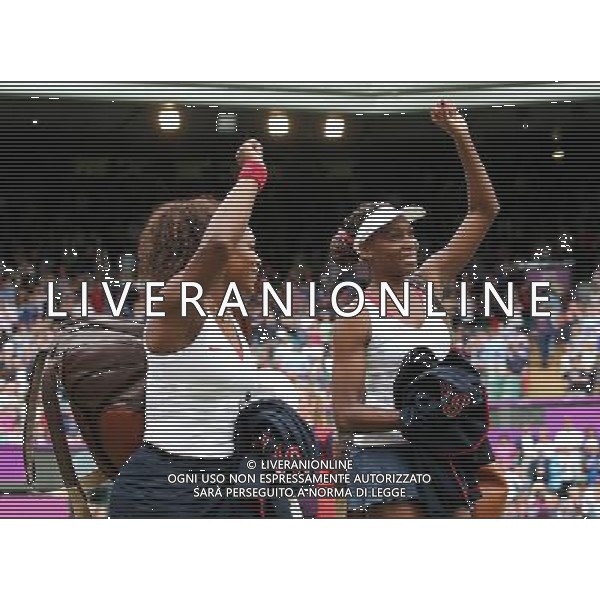 (120805) -- LONDON, Aug. 5, 2012 () -- Venus and Serena Williams celebrate after winning in women\'s tennis doubles gold medal match, at London 2012 Olympic Games in London, Britain, on August 5, 2012. Venus and Serena Williams defeated Andrea Hlavackova/Lucie Hradecka of Czech Republic. (/Yin Gang) (nxl) PHOTOSHOT/AG ALDO LIVERANI SAS - ITALY ONLY -