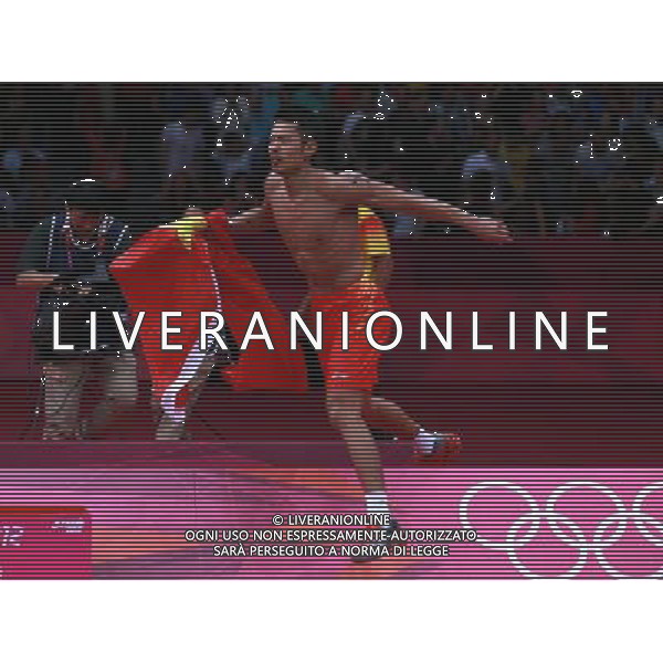 (120805) -- LONDON, Aug. 5, 2012 () -- China\'s Lin Dan runs with China\'s national flag after winning men\'s badminton singles gold medal match against Lee Chong Wei of Malaysia, at London 2012 Olympic Games in London, Britain, August 5, 2012. China\'s Lin Dan won gold medal in this event. (/Ren Zhenglai) (zgp) /PHOTOSHOT/AG ALDO LIVERANI SAS - ITALY ONLY -