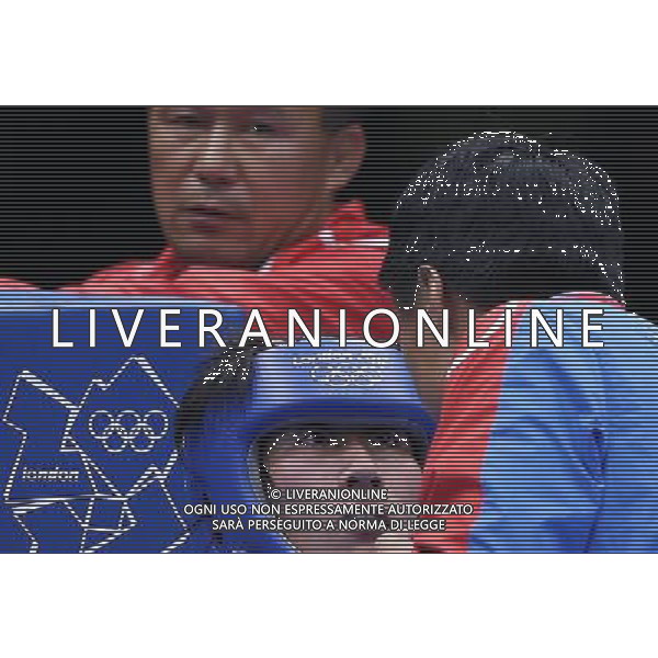 (120805) -- LONDON, Aug. 5, 2012 () -- Kim Hye Song of the Democratic People\'s Republic of Korea (L, front) talks with her coach while competing with Elena Savelyeva of Russia during the round of 16 match of women\'s Fly (51kg) of Boxing event at London 2012 Olympic Games, London, Britain, Aug. 5, 2012. Elena Savelyeva won the match 12-9. (/Wang Shen) /PHOTOSHOT/AG ALDO LIVERANI SAS - ITALY ONLY -