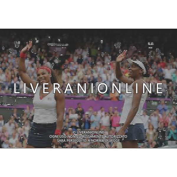 (120805) -- LONDON, Aug. 5, 2012 () -- Venus and Serena Williams celebrate after winning in women\'s tennis doubles gold medal match, at London 2012 Olympic Games in London, Britain, on August 5, 2012. Venus and Serena Williams defeated Andrea Hlavackova/Lucie Hradecka of Czech Republic. (/Yin Gang) (nxl) /PHOTOSHOT/AG ALDO LIVERANI SAS - ITALY ONLY -