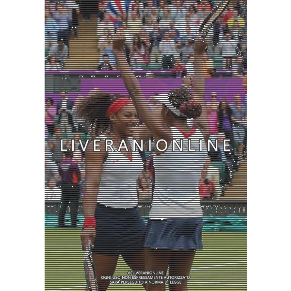 (120805) -- LONDON, Aug. 5, 2012 () -- Venus and Serena Williams celebrate after winning in women\'s tennis doubles gold medal match, at London 2012 Olympic Games in London, Britain, on August 5, 2012. Venus and Serena Williams defeated Andrea Hlavackova/Lucie Hradecka of Czech Republic. (/Yin Gang) (nxl) /PHOTOSHOT/AG ALDO LIVERANI SAS - ITALY ONLY -