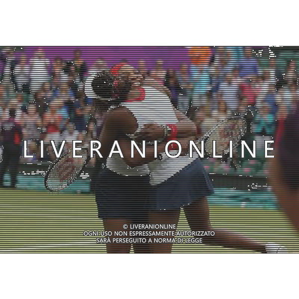 (120805) -- LONDON, Aug. 5, 2012 () -- Venus and Serena Williams celebrate after winning in women\'s tennis doubles gold medal match, at London 2012 Olympic Games in London, Britain, on August 5, 2012. Venus and Serena Williams defeated Andrea Hlavackova/Lucie Hradecka of Czech Republic. (/Yin Gang) (nxl) /PHOTOSHOT/AG ALDO LIVERANI SAS - ITALY ONLY -