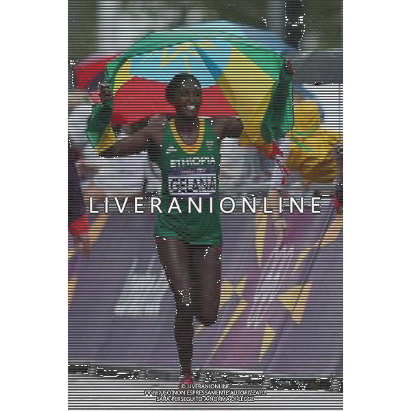 (120805) -- LONDON, Aug. 5, 2012 () -- Tiki Gelana of Ethitopia celebrates after women\'s marathon final at London 2012 Olympic Games in London, Britain, August 5, 2012.Tiki Gelana won gold medal. (/Wang Lili) (zgp) /PHOTOSHOT/AG ALDO LIVERANI SAS - ITALY ONLY -