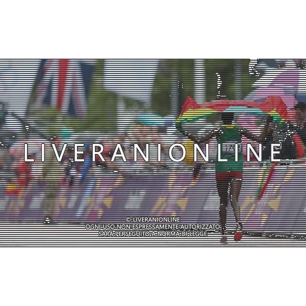 (120805) -- LONDON, Aug. 5, 2012 () -- Tiki Gelana of Ethitopia celebrates after women\'s marathon final at London 2012 Olympic Games in London, Britain, August 5, 2012.Tiki Gelana won gold medal. (/Wang Lili) (zgp) /PHOTOSHOT/AG ALDO LIVERANI SAS - ITALY ONLY -