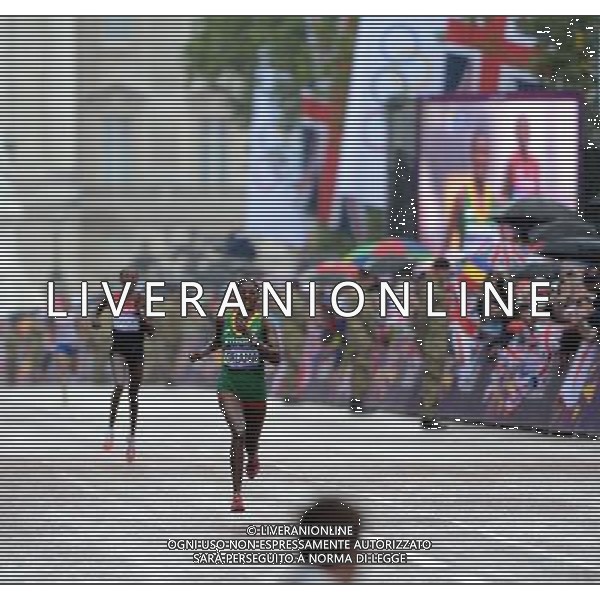 (120805) -- LONDON, Aug. 5, 2012 () -- Tiki Gelana (front) of Ethitopia competes during women\'s marathon final at London 2012 Olympic Games in London, Britain, August 5, 2012.Tiki Gelana won gold medal. (/Guo Yong) (zgp) /PHOTOSHOT/AG ALDO LIVERANI SAS - ITALY ONLY -