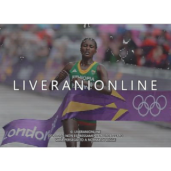 (120805) -- LONDON, Aug. 5, 2012 () -- Tiki Gelana of Ethitopia competes during women\'s marathon final at London 2012 Olympic Games in London, Britain, August 5, 2012.Tiki Gelana won gold medal. (/Guo Yong) (zgp) /PHOTOSHOT/AG ALDO LIVERANI SAS - ITALY ONLY -