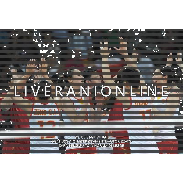 (120805) -- LONDON, Aug. 5, 2012 () -- Chinese volleyball players celebrate victory after women\'s volleyball preliminary round between China and South Korea, at London 2012 Olympic Games in London, Britain, August 5, 2012. China won the match 3-2. (/Li Gang) (zgp) /PHOTOSHOT/AG ALDO LIVERANI SAS - ITALY ONLY -