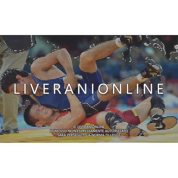 (120804) -- LONDON, Aug. 4, 2012 () -- Li Shujin of China (in red) takes part in men\'s wrestling greco-roman 55kg qualifications contest against Vyugar Ragymov of Ukraine, at London 2012 Olympic Games in London, Britain, on August 4, 2012. Li Shujin of China won. (/Gesang Dawa) (nxl) /PHOTOSHOT/AG ALDO LIVERANI SAS - ITALY ONLY -