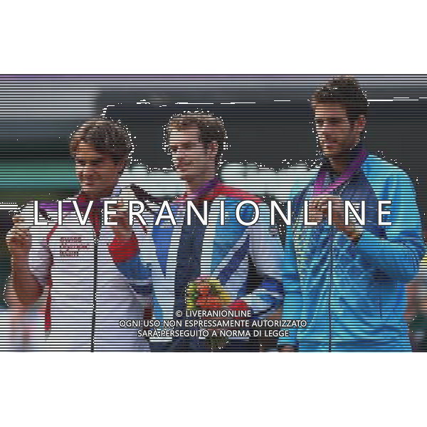 (120805) -- LONDON, Aug. 5, 2012 () -- Gold medalist Andy Murray (C) of Britain, silver medalist Roger Federer (L) of Switzerland, and bronze medalist Juan Martin del Potro of Argentina pose at awarding ceremony of tennis men\'s singles, at London 2012 Olympic Games in London, Britain, on August 5, 2012. (/Chen Jianli) (zgp) /PHOTOSHOT/AG ALDO LIVERANI SAS - ITALY ONLY -