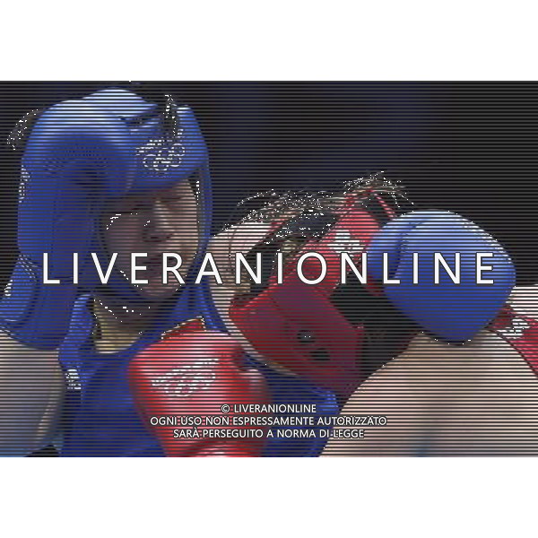 (120805) -- LONDON, Aug. 5, 2012 () -- Li Jinzi of China (blue) competes with Roseli Feitosa of Brazil during the round of 16 match of women\'s Middle (75kg) of Boxing event at London 2012 Olympic Games, London, Britain, Aug. 5, 2012. Li Jinzi won the match 19-14. (/Wang Shen) /PHOTOSHOT/AG ALDO LIVERANI SAS - ITALY ONLY -
