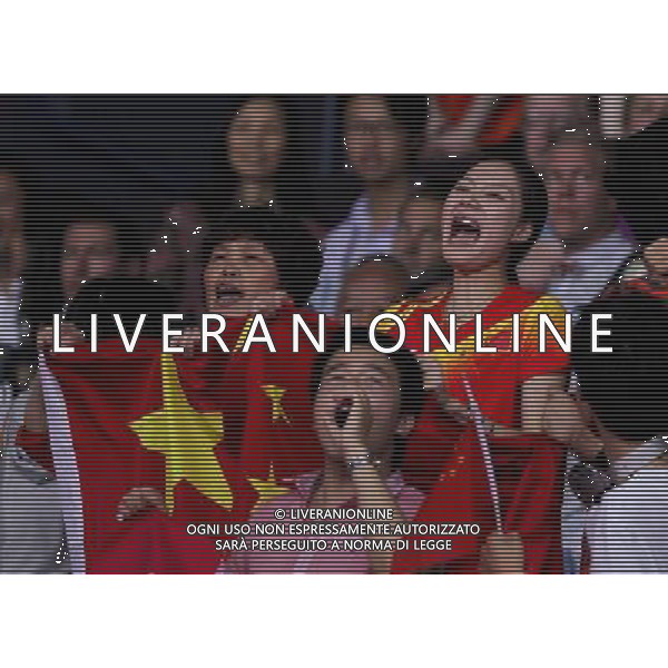 (120805) -- LONDON, Aug. 5, 2012 () -- Lin Dan\'s mother Gao Xiuyu (L) and wife Xie Xingfang (C) cheer for Lin during men\'s badminton singles gold medal match against Lee Chong Wei of Malaysia, at London 2012 Olympic Games in London, Britain, August 5, 2012. China\'s Lin Dan won gold medal in this event. (/Tang Shi) (zgp) /PHOTOSHOT/AG ALDO LIVERANI SAS - ITALY ONLY -