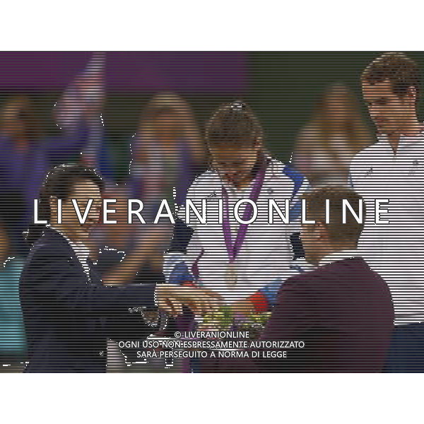 (120805) -- LONDON, Aug. 5, 2012 () -- Bronze medalists Lisa Raymond and Mike Bryan recieve awards from IOC member Li Lingwei after competing in tennis mixed doubles bronze medal contest, at London 2012 Olympic Games in London, Britain, on August 5, 2012. (/Chen Jianli) (nxl) /PHOTOSHOT/AG ALDO LIVERANI SAS - ITALY ONLY -