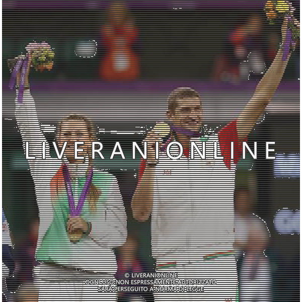 (120805) -- LONDON, Aug. 5, 2012 () -- Gold medalists Victoria Azarenka and Max Mirnyi of Belarus attend victory ceremony of mixed doubles tennis contest, at London 2012 Olympic Games in London, Britain, on August 5, 2012. (/Chen Jianli) (nxl) /PHOTOSHOT/AG ALDO LIVERANI SAS - ITALY ONLY -
