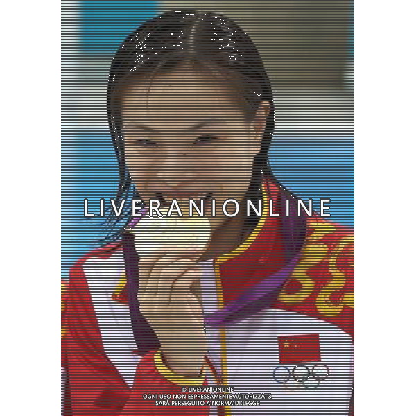 (120805) -- LONDON, Aug. 5, 2012 () -- Gold medalist Wu Minxia of China poses during victory ceremony of women\'s diving 3m springboard contest, at London 2012 Olympic Games in London, Britain, on August 5, 2012. (/Fan Jun) (nxl) /PHOTOSHOT/AG ALDO LIVERANI SAS - ITALY ONLY -