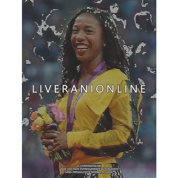 (120805) -- LONDON, Aug. 5, 2012 () -- Gold medalist Shelly-Ann Fraser-Pryce of Jamaica attends victory ceremony of women\'s 100m contest, at London 2012 Olympic Games in London, Britain, on August 5, 2012. (/Yang Lei) (nxl) /PHOTOSHOT/AG ALDO LIVERANI SAS - ITALY ONLY -