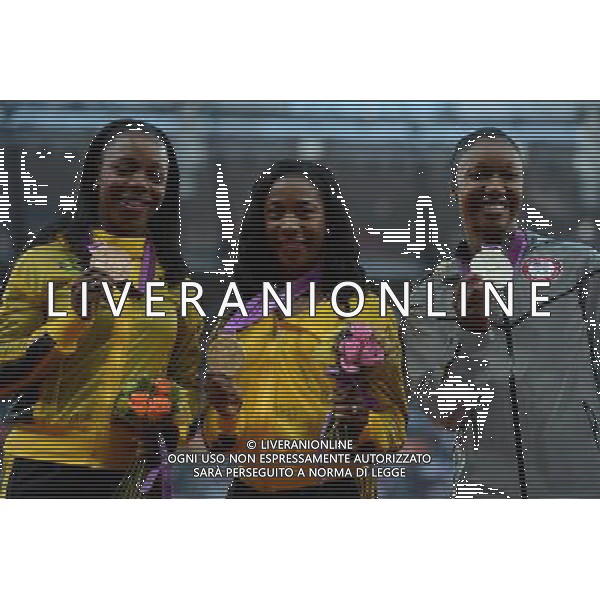 (120805) -- LONDON, Aug. 5, 2012 () -- Gold medalist Shelly-Ann Fraser-Pryce of Jamaica (C), silver medalist Carmelita Jeter of USA (R) and bronze medalist Veronica Campbell-Brown of Jamaica attend victory ceremony of women\'s 100m contest, at London 2012 Olympic Games in London, Britain, on August 5, 2012. (/Yang Lei) (nxl) /PHOTOSHOT/AG ALDO LIVERANI SAS - ITALY ONLY -