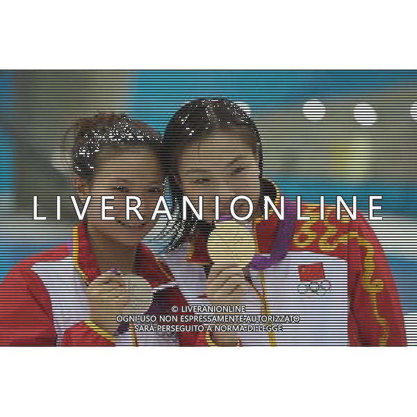 (120805) -- LONDON, Aug. 5, 2012 () -- Gold medalist Wu Minxia of China (R) poses with silver medalist He Zi of China during victory ceremony of women\'s diving 3m springboard contest, at London 2012 Olympic Games in London, Britain, on August 5, 2012. (/Fei Maohua) (nxl) /PHOTOSHOT/AG ALDO LIVERANI SAS - ITALY ONLY -