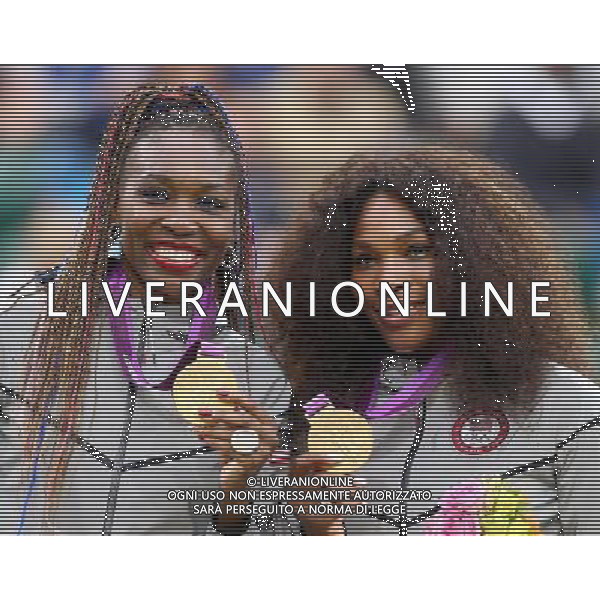 (120805) -- LONDON, Aug. 5, 2012 () -- Venus and Serena Williams (R) pose at awarding ceremony of women\'s tennis doubles, at London 2012 Olympic Games in London, Britain, on August 5, 2012. (/Chen Jianli) (zgp) /PHOTOSHOT/AG ALDO LIVERANI SAS - ITALY ONLY -