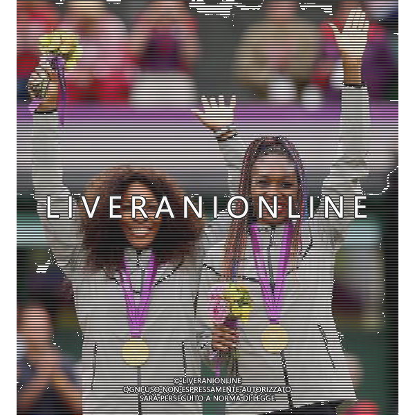 (120805) -- LONDON, Aug. 5, 2012 () -- Venus and Serena Williams (L) pose at awarding ceremony of women\'s tennis doubles, at London 2012 Olympic Games in London, Britain, on August 5, 2012. (/Chen Jianli) (zgp) /PHOTOSHOT/AG ALDO LIVERANI SAS - ITALY ONLY -