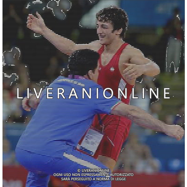 (120805) -- LONDON, Aug. 5, 2012 () -- Hamid Mohammad Soryan Reihanpour of Iran (in red) celebrates after winning in men\'s wrestling greco-roman 55kg gold medal contset, at London 2012 Olympic Games in London, Britain, on August 5, 2012. Hamid Mohammad Soryan Reihanpour of Iran won gold medal. (/Gesang Dawa) (nxl) /PHOTOSHOT/AG ALDO LIVERANI SAS - ITALY ONLY -