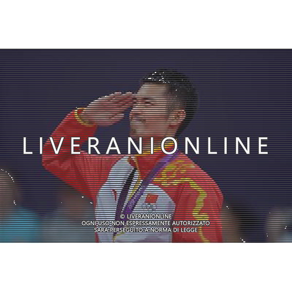 (120805) -- LONDON, Aug. 5, 2012 () -- China\'s Lin Dan salutes at awarding ceremony of men\'s badminton singles, at London 2012 Olympic Games in London, Britain, August 5, 2012. China\'s Lin Dan won gold medal in this event. (/Chen Xiaowei) (zgp) /PHOTOSHOT/AG ALDO LIVERANI SAS - ITALY ONLY -