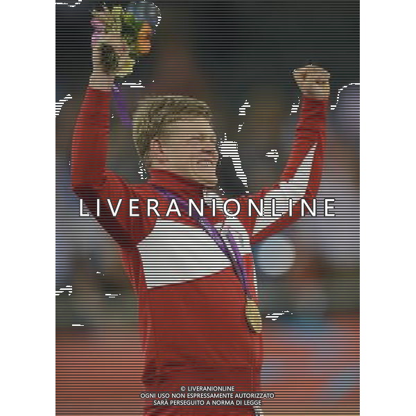 (120805) -- LONDON, Aug. 5, 2012 () -- Lasse Norman Hansen of Denmark celebrates at the awarding ceremony of men\'s omnium match of Cycling Track at London 2012 Olympic Games, London, Britain, Aug. 5, 2012. Lasse Norman Hansen won the gold of the event. (/Li Ga) /PHOTOSHOT/AG ALDO LIVERANI SAS - ITALY ONLY -
