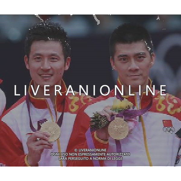 (120805) -- LONDON, Aug. 5, 2012 () -- China\'s Fu Haifeng (R)/Cai Yun pose at awarding ceremony of men\'s badminton doubles, at London 2012 Olympic Games in London, Britain, August 5, 2012. China\'s Fu Haifeng/Cai Yun won gold medal. (/Ren Zhenglai) (zgp) /PHOTOSHOT/AG ALDO LIVERANI SAS - ITALY ONLY -