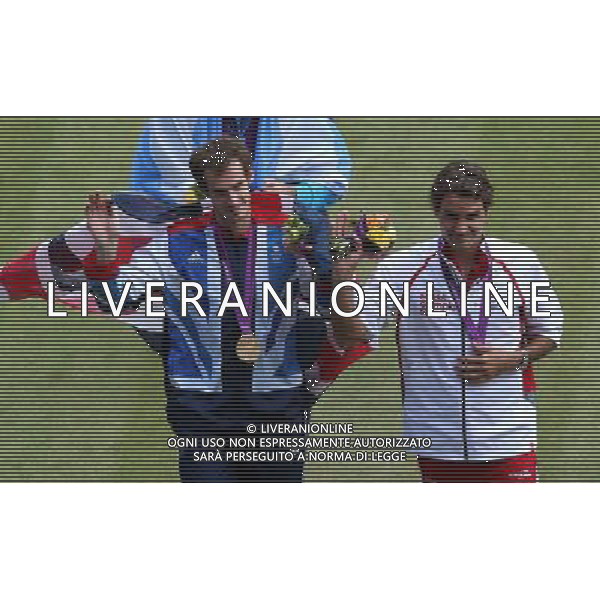 (120805) -- LONDON, Aug. 5, 2012 () -- Gold medalist Andy Murray (L) of Britain, silver medalist Roger Federer of Switzerland pose at awarding ceremony of tennis men\'s singles, at London 2012 Olympic Games in London, Britain, on August 5, 2012. (/Yin Gang) (zgp) /PHOTOSHOT/AG ALDO LIVERANI SAS - ITALY ONLY -