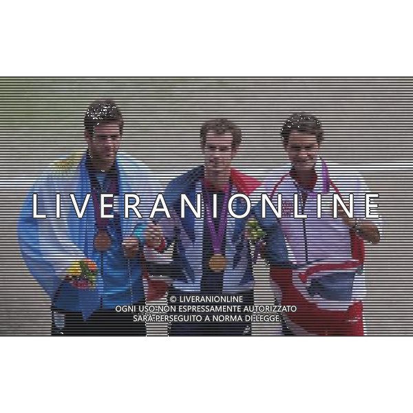 (120805) -- LONDON, Aug. 5, 2012 () -- Gold medalist Andy Murray (C) of Britain, silver medalist Roger Federer (R) of Switzerland, and bronze medalist Juan Martin del Potro of Argentina pose at awarding ceremony of tennis men\'s singles, at London 2012 Olympic Games in London, Britain, on August 5, 2012. (/Yin Gang) (zgp) /PHOTOSHOT/AG ALDO LIVERANI SAS - ITALY ONLY -
