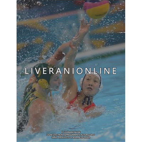 (120805) -- LONDON, Aug. 5, 2012 () -- Teng Fei (R) of China competes during the women\'s quarterfinal match of Water Polo between China and Australia at London 2012 Olympic Games, London, Britain, Aug. 5, 2012. Australia won the match 20-18. (/Zeng Yi) /PHOTOSHOT/AG ALDO LIVERANI SAS - ITALY ONLY -