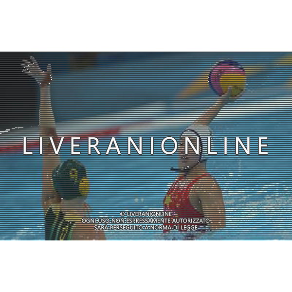 (120805) -- LONDON, Aug. 5, 2012 () -- Ma Huanhuan (R) of China attacks during the women\'s quarterfinal match of Water Polo between China and Australia at London 2012 Olympic Games, London, Britain, Aug. 5, 2012. Australia won the match 20-18. (/Zeng Yi) /PHOTOSHOT/AG ALDO LIVERANI SAS - ITALY ONLY -