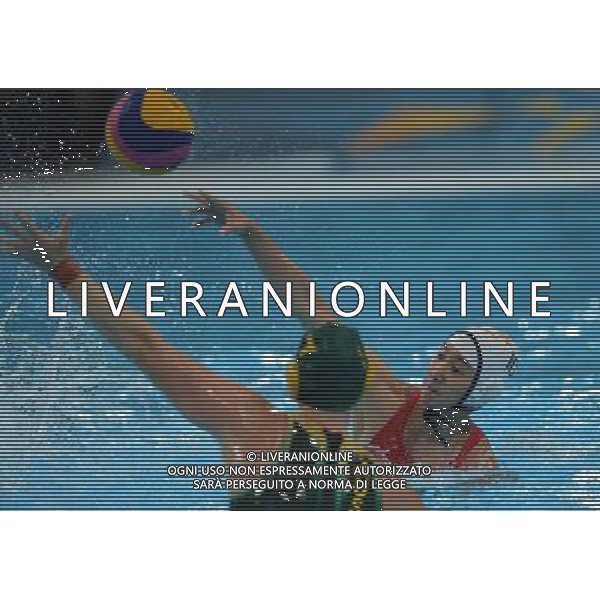 (120805) -- LONDON, Aug. 5, 2012 () -- Ma Huanhua (R) of China competes during the women\'s quarterfinal match of Water Polo between China and Australia at London 2012 Olympic Games, London, Britain, Aug. 5, 2012. Australia won the match 20-18. (/Zeng Yi) /PHOTOSHOT/AG ALDO LIVERANI SAS - ITALY ONLY -