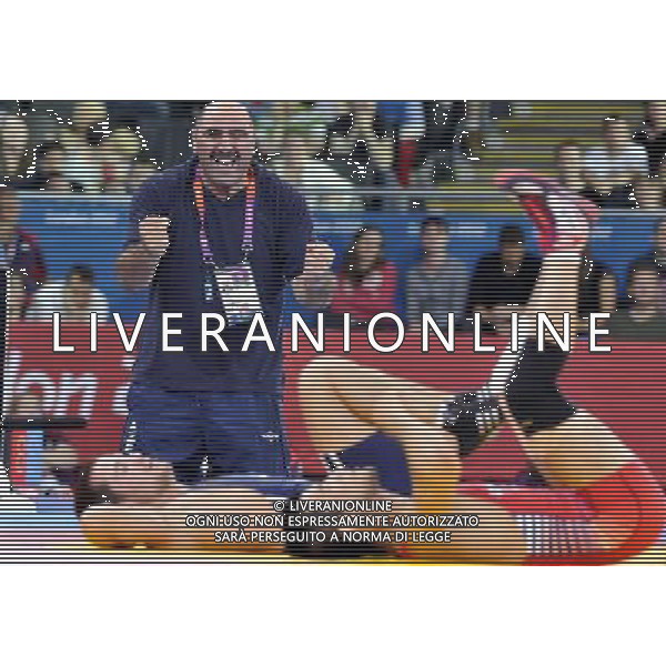 (120805) -- LONDON, Aug. 5, 2012 () -- Rovshan Bayramov of Azerbaijan competes with Choi Gyujin of South Korea while his coach looks on during men\'s Greco-Roman 55kg wrestling competition, at London 2012 Olympic Games in London, Britain, on August 5, 2012. Rovshan Bayramov defeated Choi Gyujin 3-0. (/Gesang Dawa) (zgp) /PHOTOSHOT/AG ALDO LIVERANI SAS - ITALY ONLY -