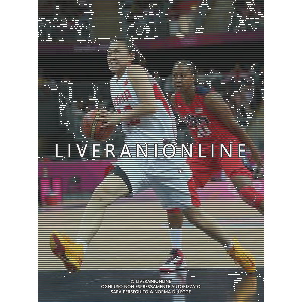 (120805) -- LONDON, Aug. 5, 2012 () -- Gao Song (L) of China vies with Catchings Tamika of the United States during the basketball women\'s preliminary round Group A match at London 2012 Olympic Games, London, Britain, Aug. 5, 2012. The United States won the match 114-66. (/Meng Yongmin) /PHOTOSHOT/AG ALDO LIVERANI SAS - ITALY ONLY -