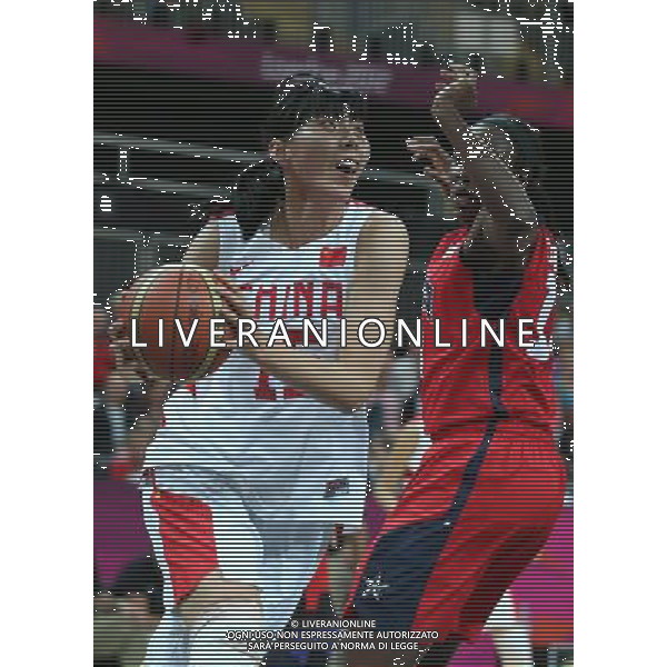 (120805) -- LONDON, Aug. 5, 2012 () -- Chen Nan of China (L) acts during the basketball women\'s preliminary round Group A match against the United States at London 2012 Olympic Games, London, Britain, Aug. 5, 2012. The United States won the match 114-66. (/Meng Yongmin) /PHOTOSHOT/AG ALDO LIVERANI SAS - ITALY ONLY -