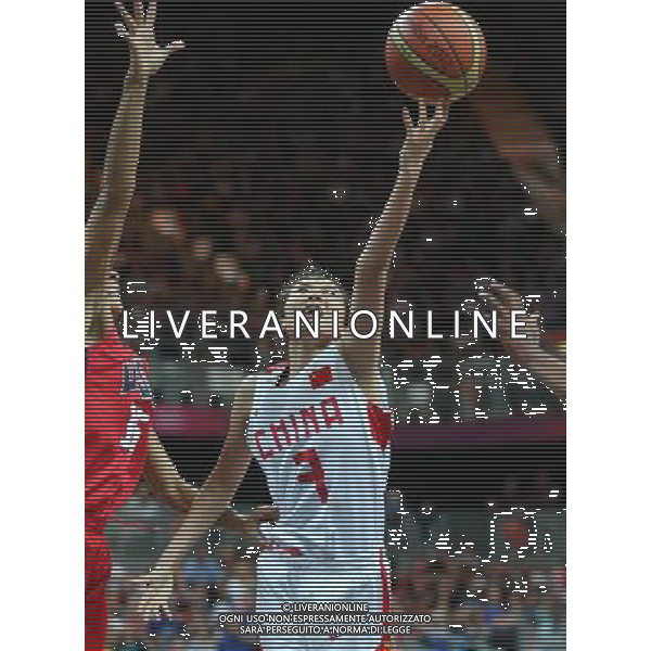 (120805) -- LONDON, Aug. 5, 2012 () -- Miao Lijie of China (R) acts during the basketball women\'s preliminary round Group A match against the United States at London 2012 Olympic Games, London, Britain, Aug. 5, 2012. The United States won the match 114-66. (/Meng Yongmin) /PHOTOSHOT/AG ALDO LIVERANI SAS - ITALY ONLY -