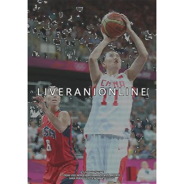 (120805) -- LONDON, Aug. 5, 2012 () -- Ma Zengyu (R) of China vies with Moore Maya of the United States during the basketball women\'s preliminary round Group A match at London 2012 Olympic Games, London, Britain, Aug. 5, 2012. The United States won the match 114-66. (/Meng Yongmin) /PHOTOSHOT/AG ALDO LIVERANI SAS - ITALY ONLY -