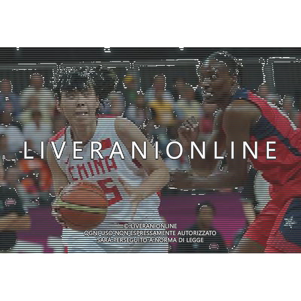 (120805) -- LONDON, Aug. 5, 2012 () -- Chen Nan of China (L) acts during the basketball women\'s preliminary round Group A match against the United States at London 2012 Olympic Games, London, Britain, Aug. 5, 2012. The United States won the match 114-66. (/Meng Yongmin) /PHOTOSHOT/AG ALDO LIVERANI SAS - ITALY ONLY -