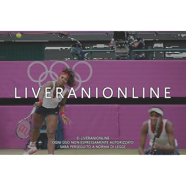 (120805) -- LONDON, Aug. 5, 2012 () -- Venus and Serena Williams (L) compete during women\'s tennis doubles gold medal match, at London 2012 Olympic Games in London, Britain, on August 5, 2012. Venus and Serena Williams defeated Andrea Hlavackova/Lucie Hradecka of Czech Republic and won gold medal. (/Yin Gang) (zgp) /PHOTOSHOT/AG ALDO LIVERANI SAS - ITALY ONLY -