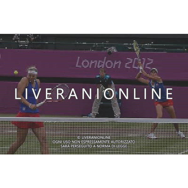 (120805) -- LONDON, Aug. 5, 2012 () -- Andrea Hlavackova/Lucie Hradecka of Czech Republic compete during women\'s tennis doubles gold medal match, at London 2012 Olympic Games in London, Britain, on August 5, 2012. Venus and Serena Williams defeated Andrea Hlavackova/Lucie Hradecka of Czech Republic and won gold medal. (/Yin Gang) (zgp) /PHOTOSHOT/AG ALDO LIVERANI SAS - ITALY ONLY -