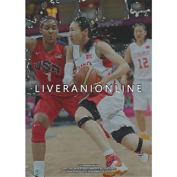 (120805) -- LONDON, Aug. 5, 2012 () -- Miao Lijie (R) of China vies with Moore Maya of the United States during the basketball women\'s preliminary round Group A match at London 2012 Olympic Games, London, Britain, Aug. 5, 2012. The United States won the match 114-66. (/Meng Yongmin) /PHOTOSHOT/AG ALDO LIVERANI SAS - ITALY ONLY -