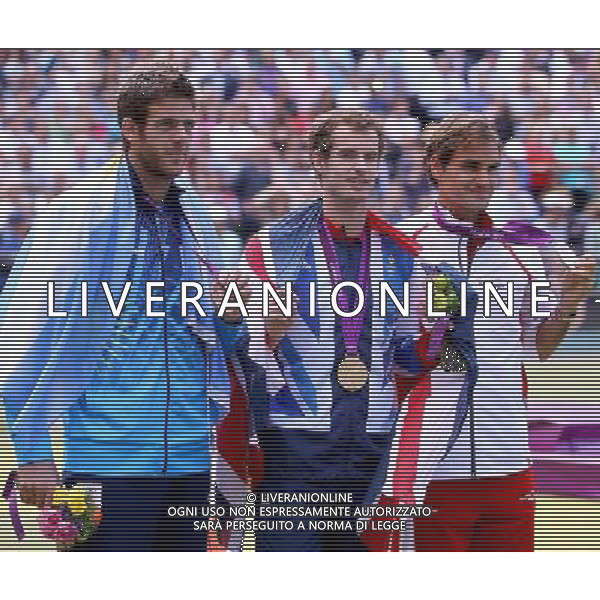 (120805) -- LONDON, Aug. 5, 2012 () -- Gold medalist Andy Murray (C) of Britain, silver medalist Roger Federer (R) of Switzerland, and bronze medalist Juan Martin del Potro of Argentina pose at awarding ceremony of tennis men\'s singles, at London 2012 Olympic Games in London, Britain, on August 5, 2012. (/Chen Jianli) (zgp) /PHOTOSHOT/AG ALDO LIVERANI SAS - ITALY ONLY -