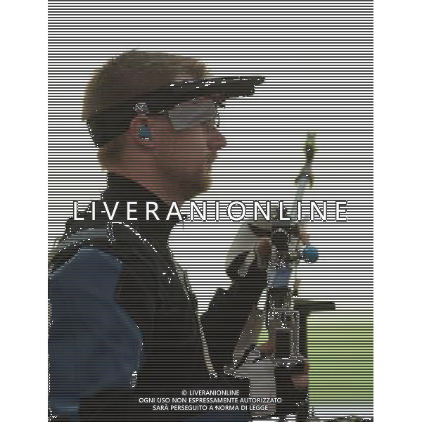 (120806) -- LONDON, Aug. 6, 2012 () -- Matthew Emmons of the United States acts during the qualification match of men\'s 50m rifle 3 positions of Shooting event at London 2012 Olympic Games, London, Britain, Aug. 6, 2012. Matthew Emmons was qualified for the final of the event with a score of 1172. (/Zeng Yi) AG ALDO LIVERANI S A S ONLY ITALY