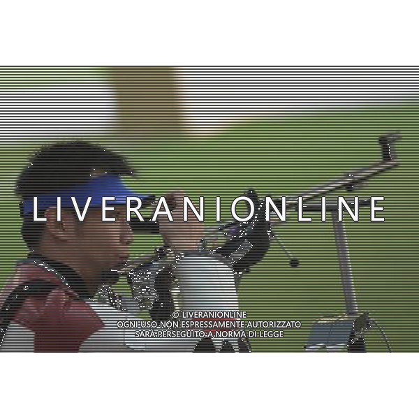 (120806) -- LONDON, Aug. 6, 2012 () -- Zhu Qinan of China acts during the qualification match of men\'s 50m rifle 3 positions of Shooting event at London 2012 Olympic Games, London, Britain, Aug. 6, 2012. Zhu Qinan was qualified for the final of the event with a score of 1170. (/Zeng Yi) AG ALDO LIVERANI S A S ONLY ITALY