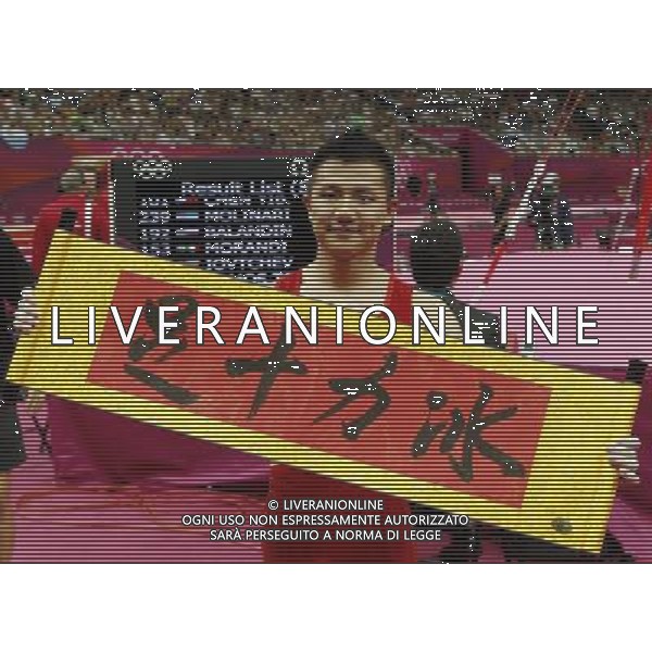 (120806) -- LONDON, Aug. 6, 2012 () -- Chen Yibing of China holds a banner after competing in men\'s rings final contest of Gymnastics Artistic event, at London 2012 Olympic Games in London, Britain, on August 6, 2012. Chen Yibing of China won silver medal. (/Shen Bohan) (nxl) AG ALDO LIVERANI S A S ONLY ITALY