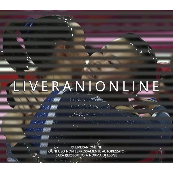 (120806) -- LONDON, Aug. 6, 2012 () -- Silver medalist He Kexin of China (R) hugs bronze medalist Elizabeth Tweddle of Britain after women\'s uneven bars final contest of Gymnastics Artistic event, at London 2012 Olympic Games in London, Britain, on August 6, 2012. (/Shen Bohan) (nxl) AG ALDO LIVERANI S A S ONLY ITALY