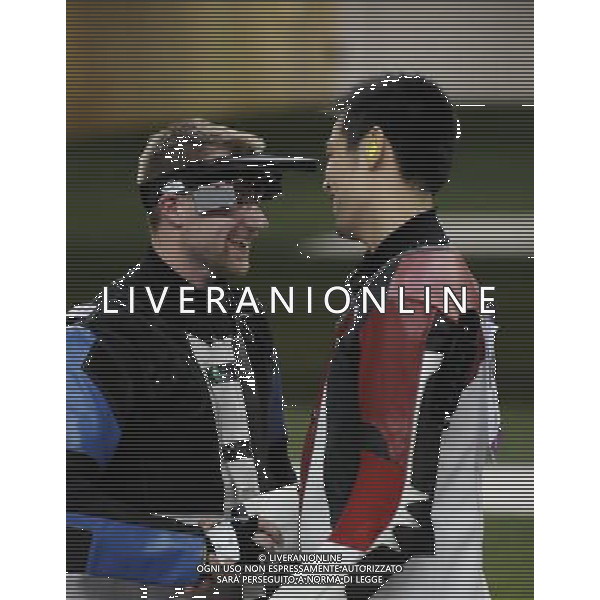 (120806) -- LONDON, Aug. 6, 2012 () -- China\'s Zhu Qinan (R) talks with Matthew Emmons of the United States during men\'s 50m rifle 3 positions final of shooting at London 2012 Olympic Games, London, Britain, Aug. 6, 2012. Zhu Qinan ranked fifth in the contest. Matthew Emmons of the United States won bronze medal. (/Zeng Yi)(zgp) AG ALDO LIVERANI S A S ONLY ITALY